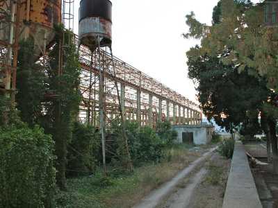 La fabbrica � per� chiusa dal 2004 e sotto sequestro perch� piena di amianto. Se si percorre la via per andare a Grumo � impossibile non notarla: un gigante che dopo essere stato a lungo in disuso � stato trasformato in una discarica abusiva